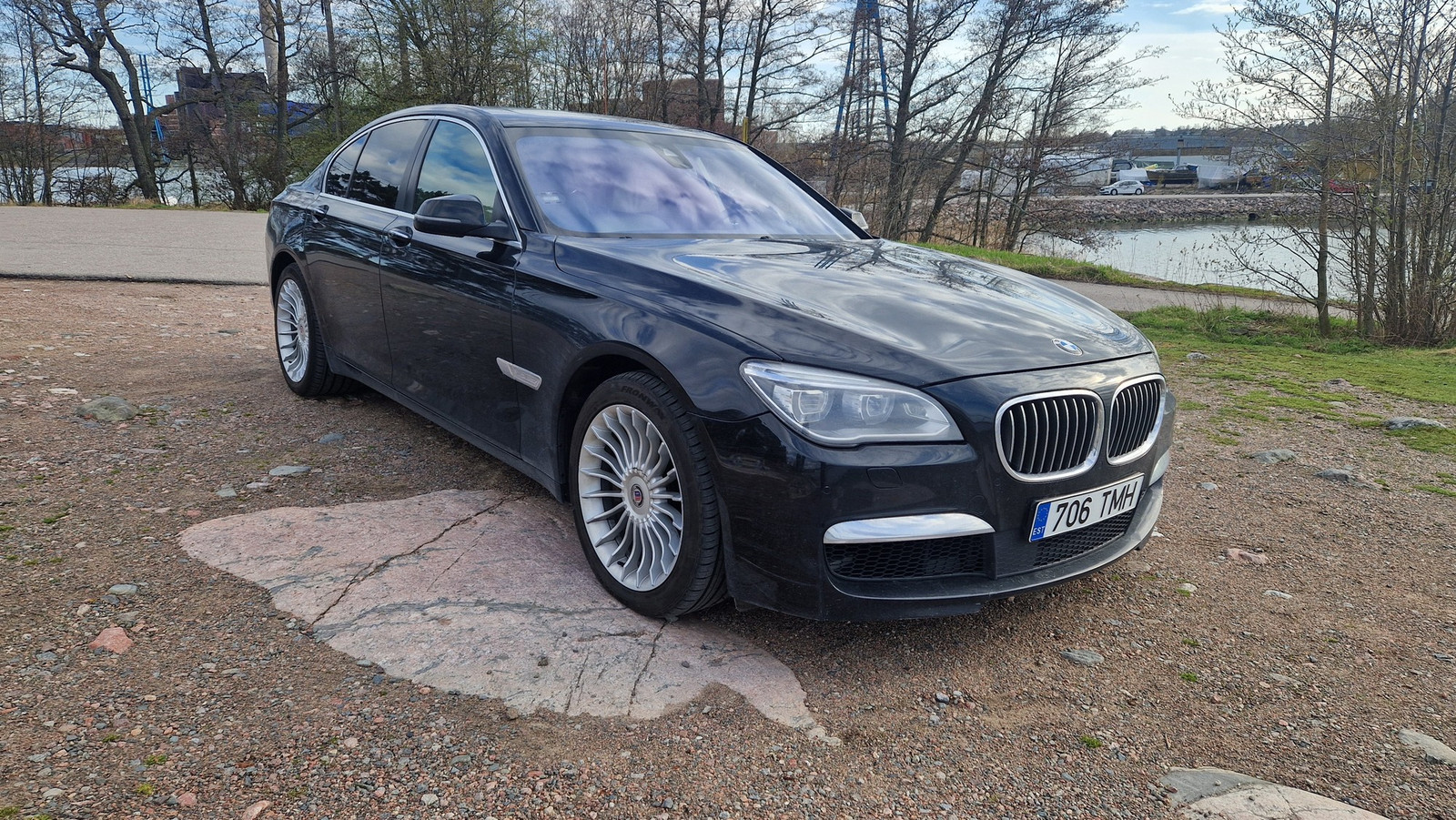 BMW 750 2012, photo 2/17