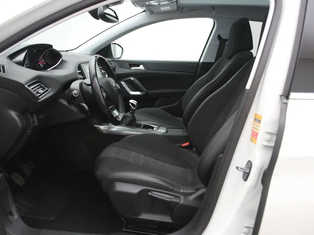 Peugeot 308 Premium 1.5 96kW 2020, photo 4/10