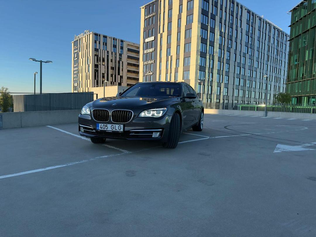 BMW 740 2015, photo 4/14