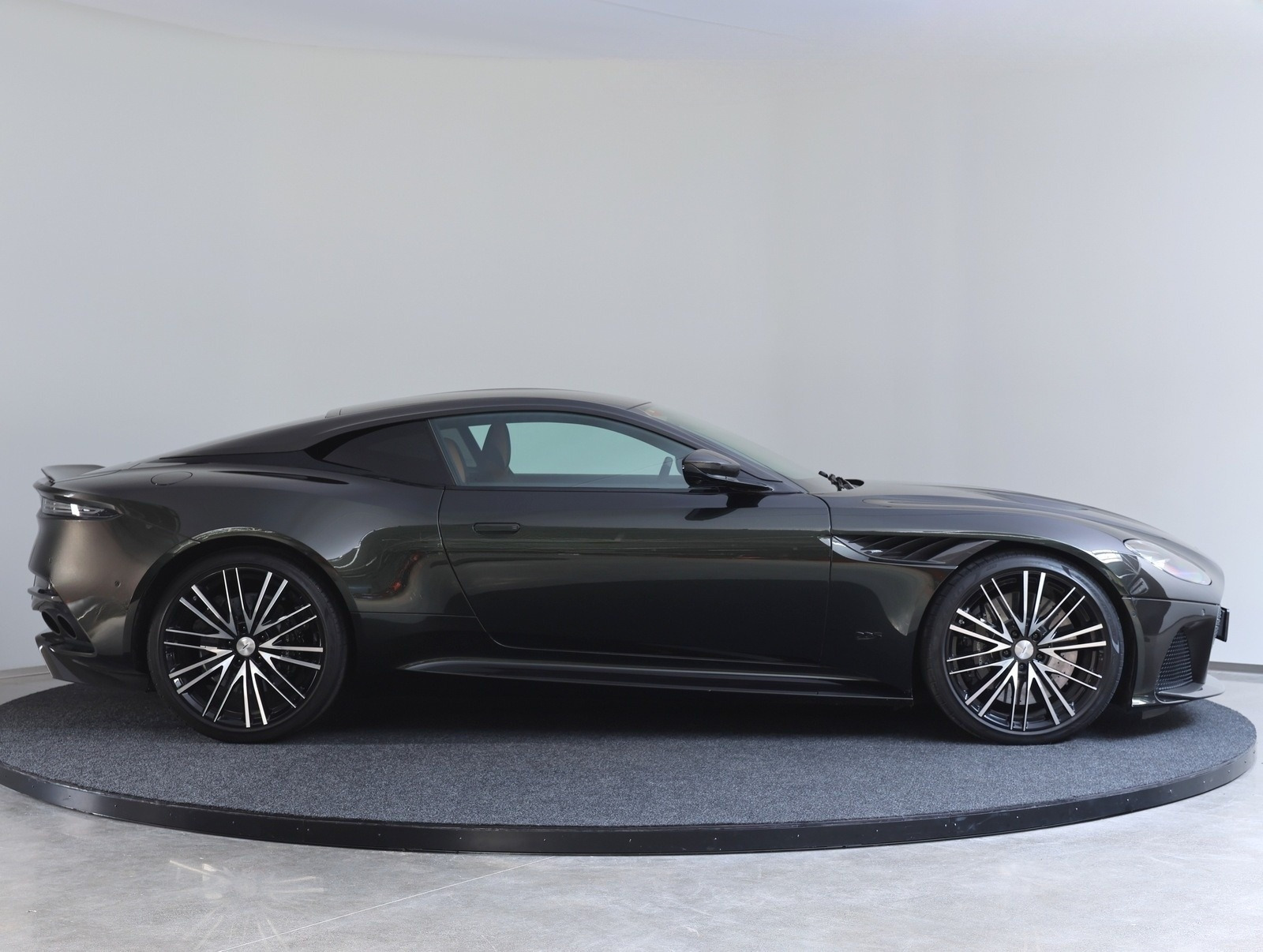 Aston Martin DBS V12 2022, kuva 6/10