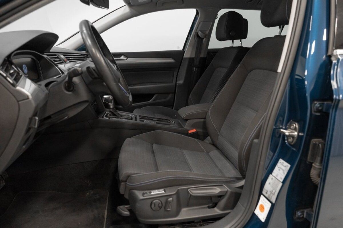 Volkswagen Passat 2022, photo 5/10