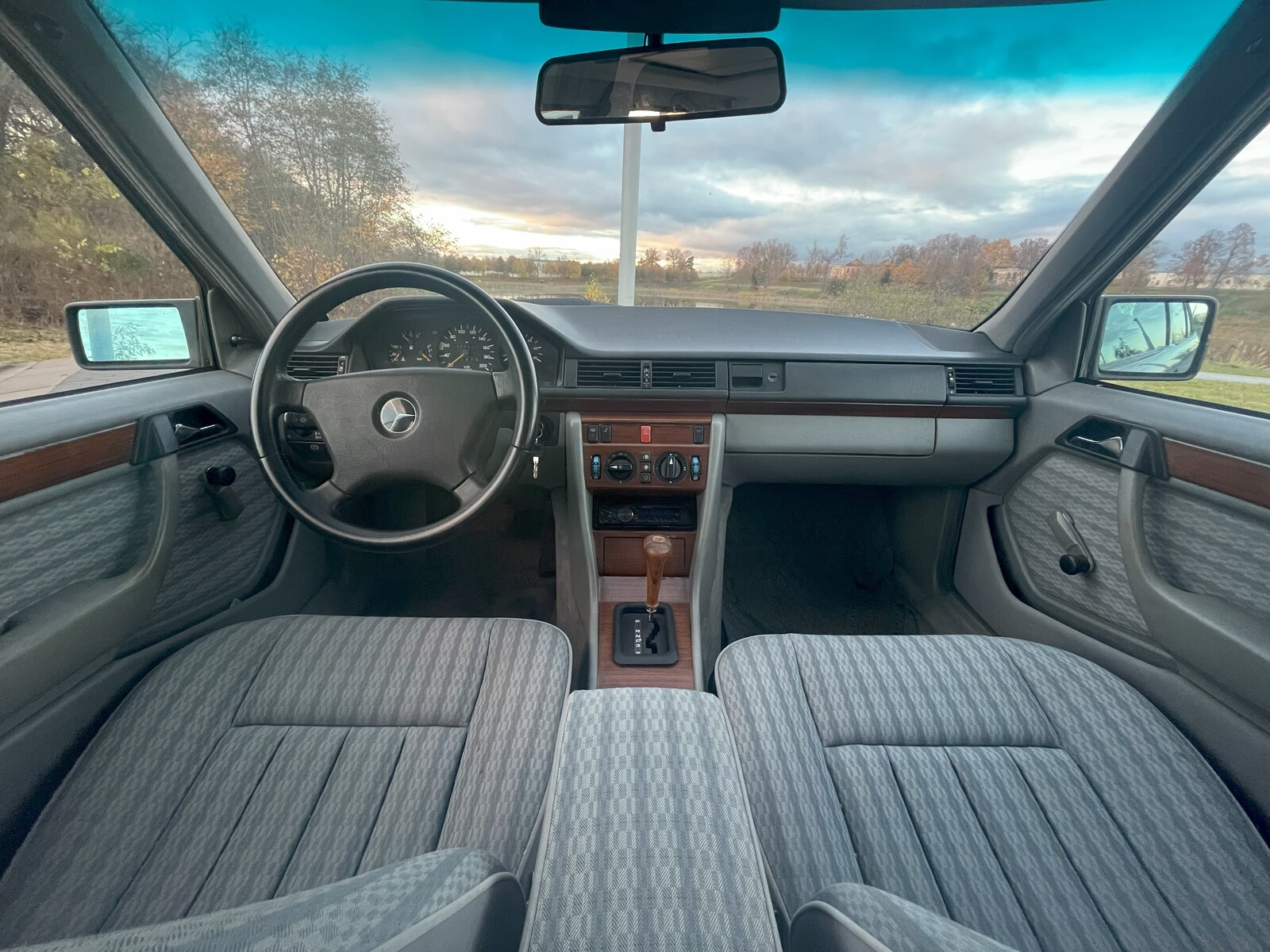 Mercedes-Benz 250 1991, kuva 6/7