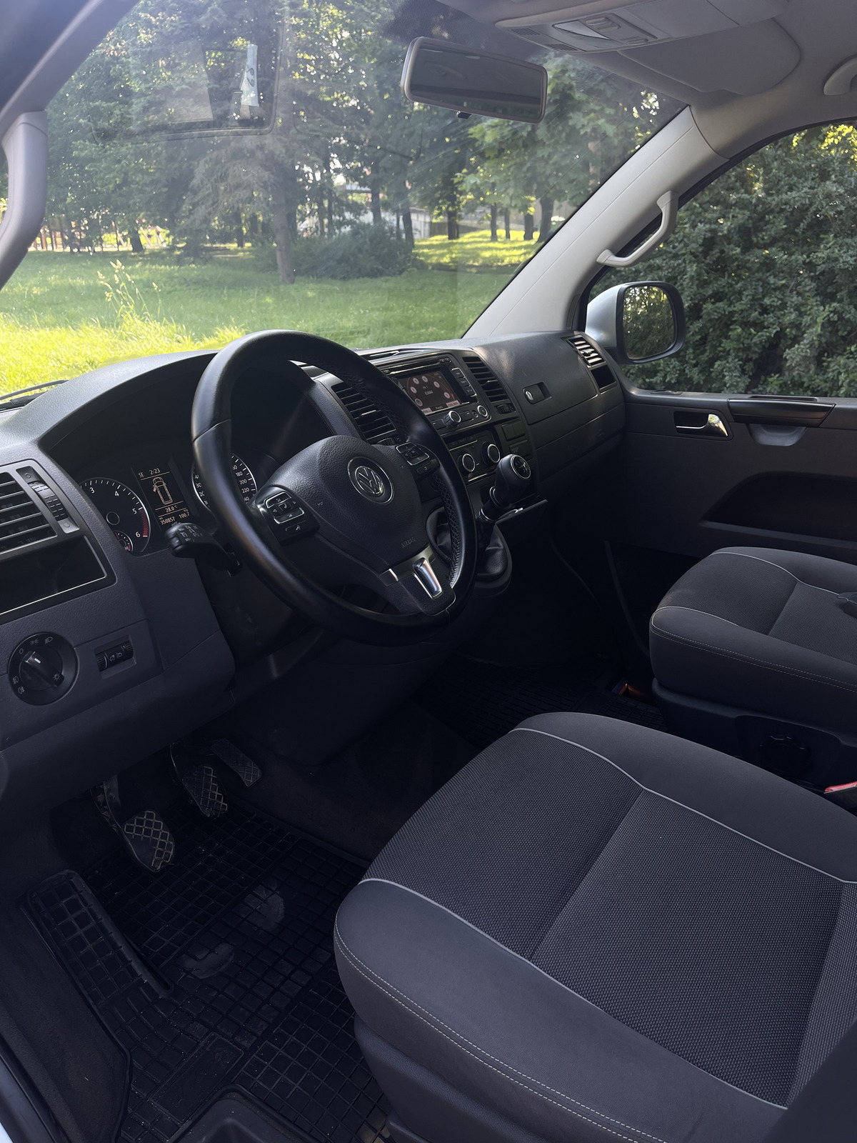 Volkswagen Multivan 2010, photo 5/12
