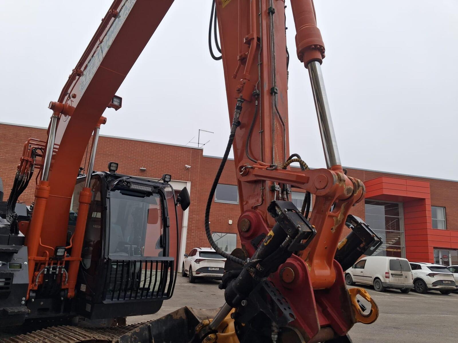 Hitachi ZX135 US-6, kuva 6/30