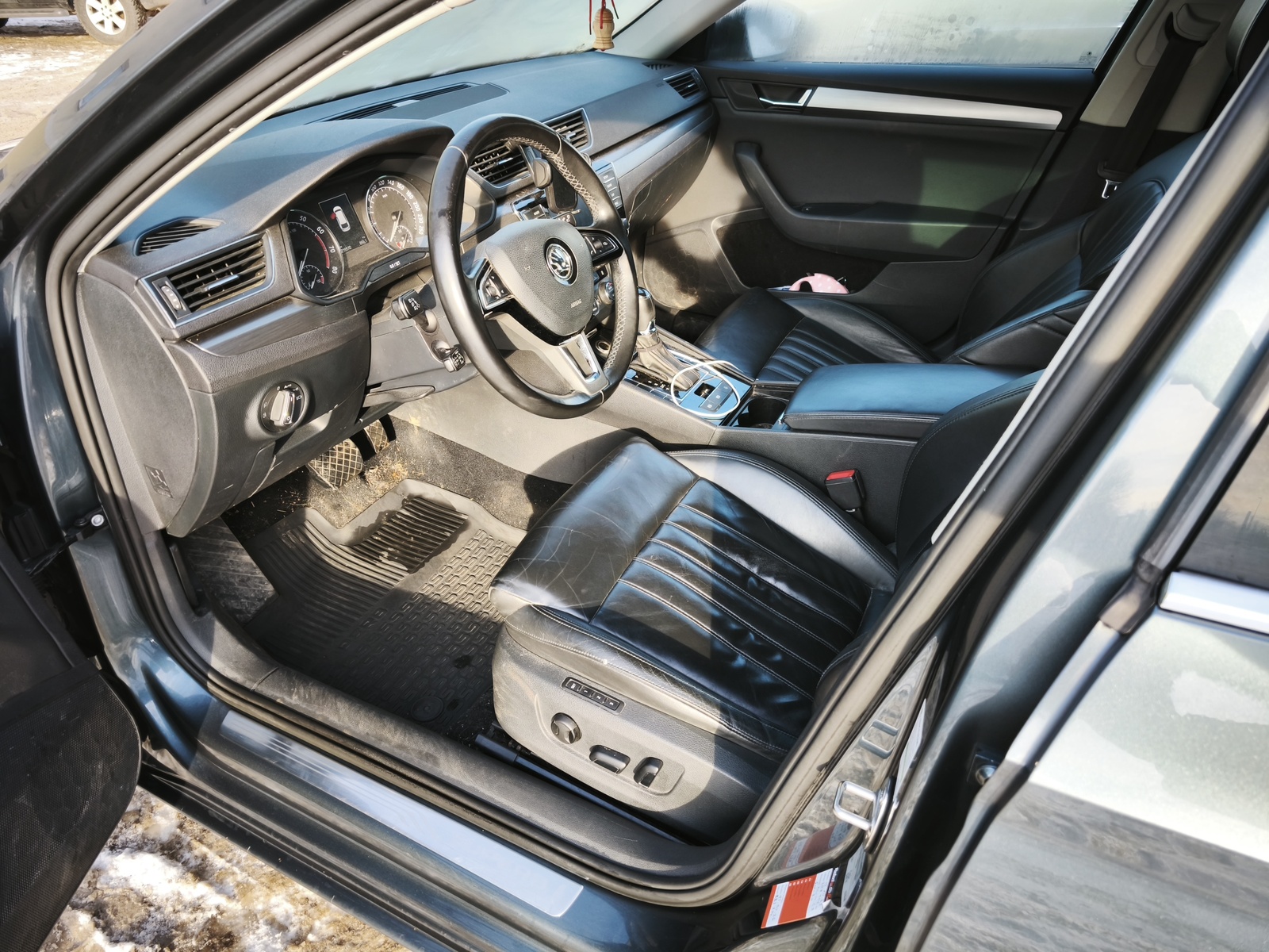 Škoda Superb 2016, photo 6/16