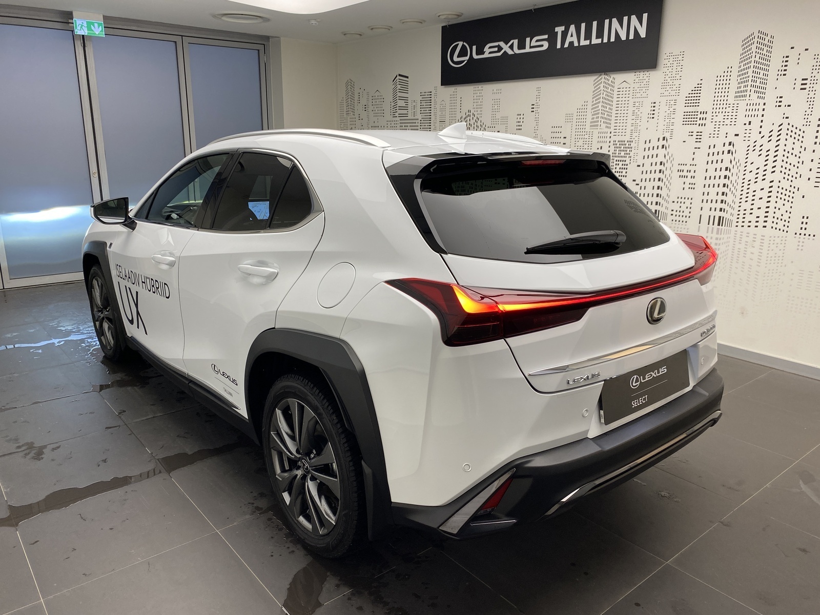 Lexus UX 300 2025, photo 2/10