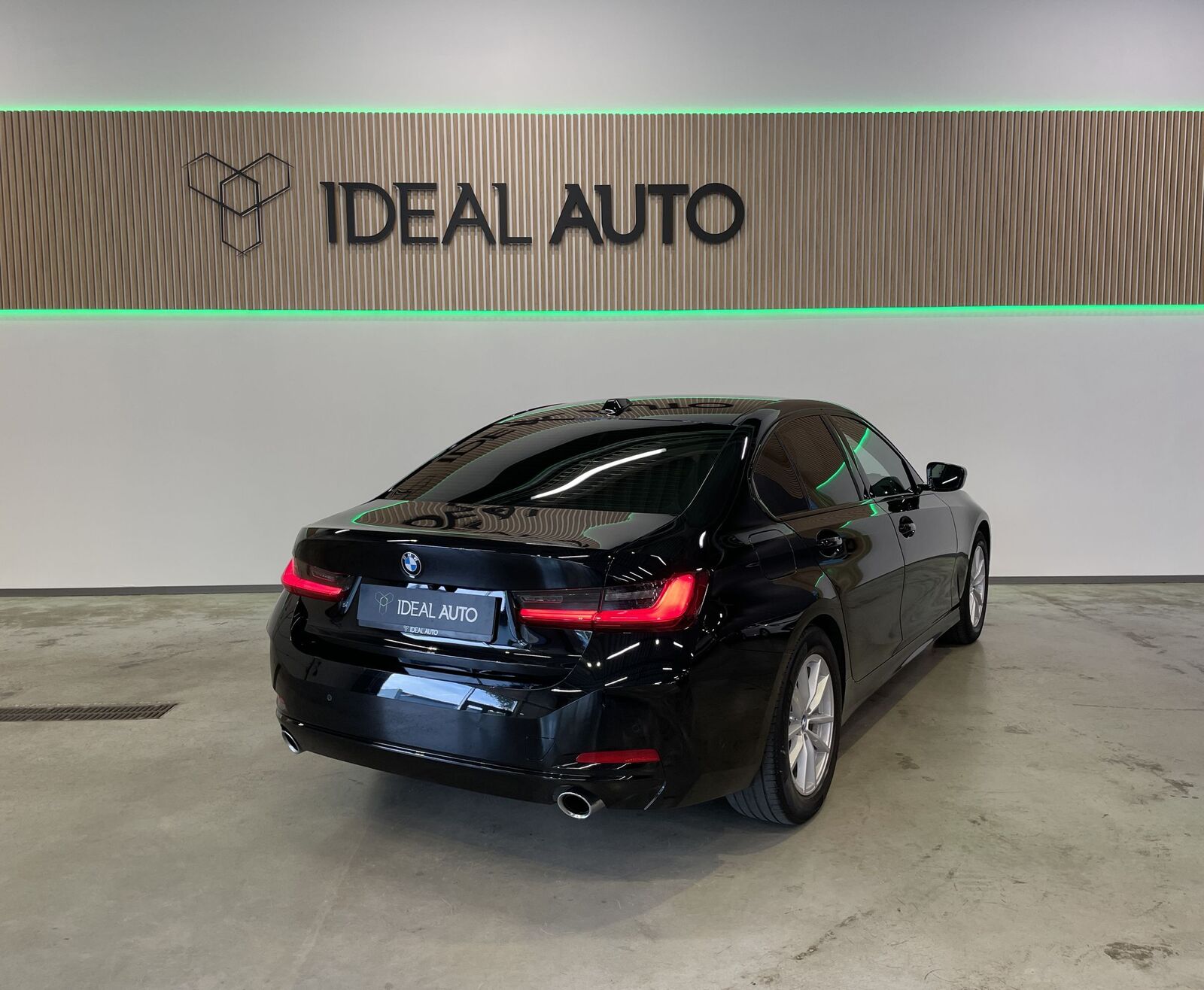 BMW 318 i 2023, photo 4/24