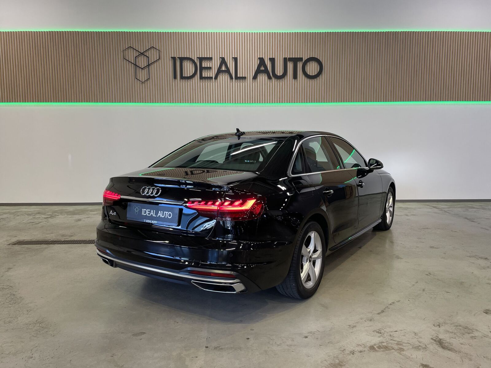 Audi A4 2022, photo 4/22