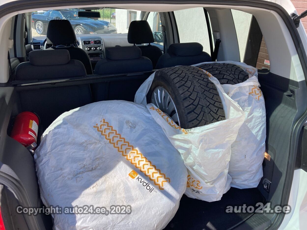 Volkswagen Touran 2010, photo 6/6