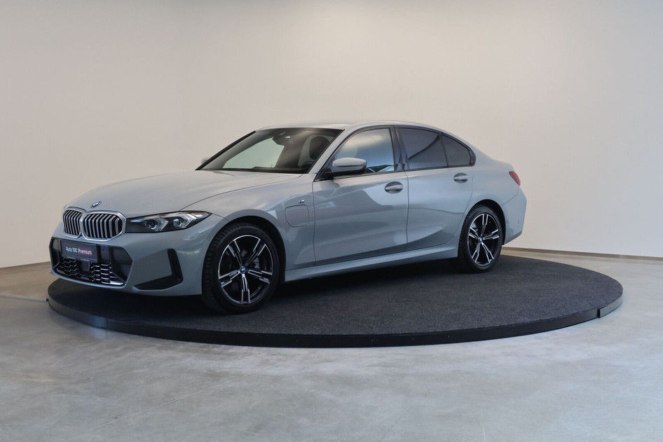 BMW 330, 2024, 215 kW, pistikhübriid (bensiin/elekter), automaat, nelikvedu