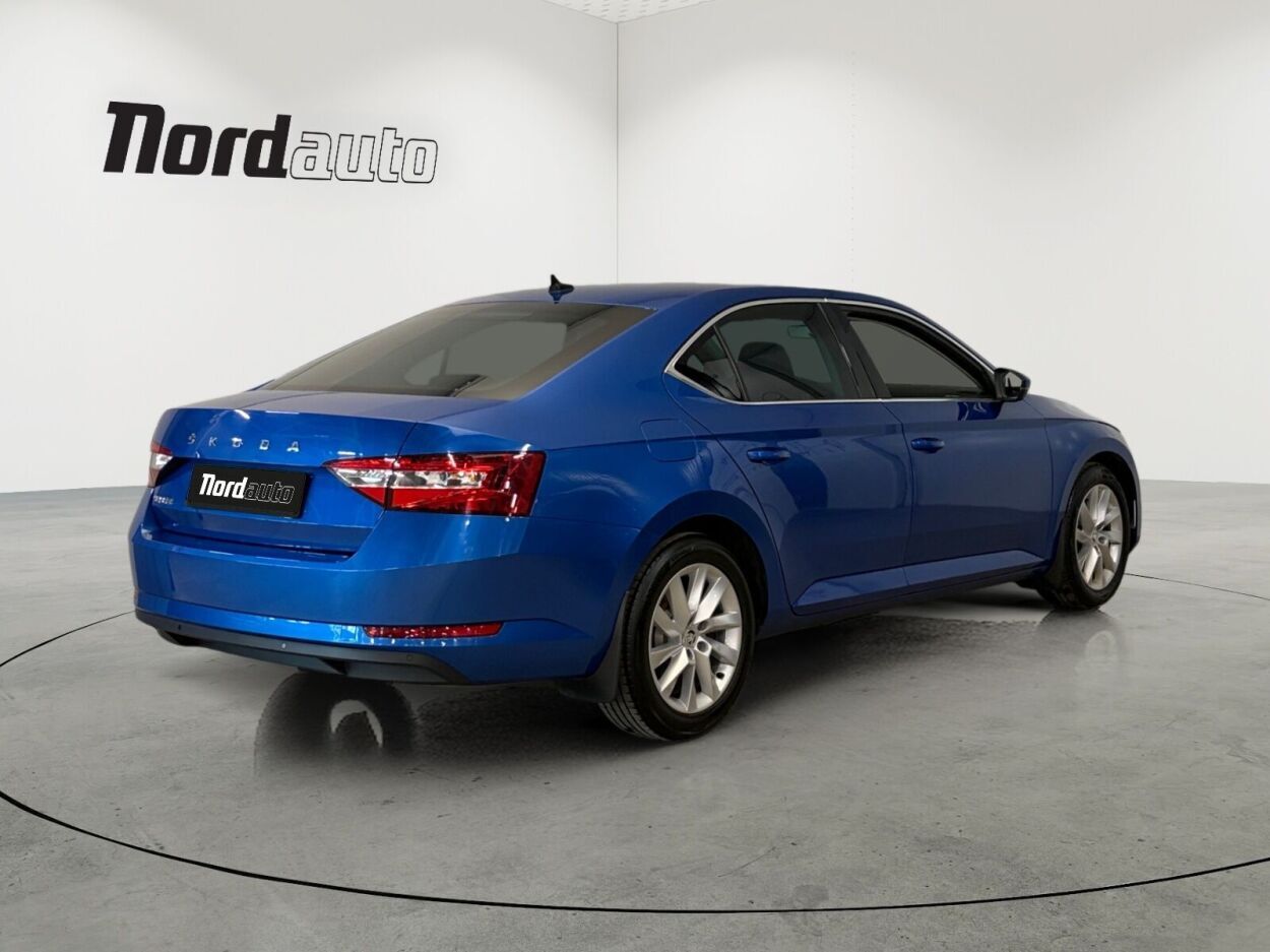 Škoda Superb 2021, photo 2/10
