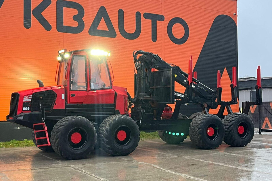 Komatsu 895 8x8, 210 kW, dīzelis, automātiskā
