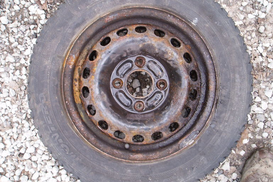 Подержанный легкосплавный диск+нешипованная шина 185/65R14,