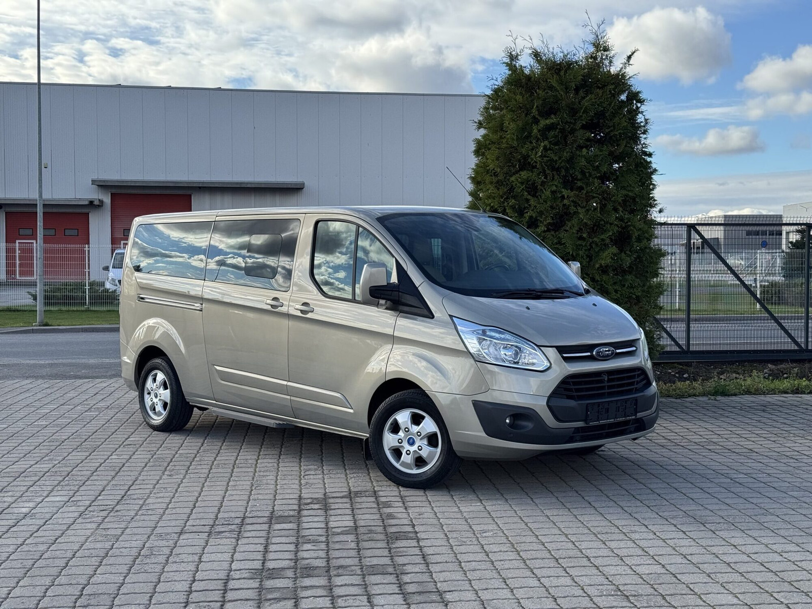 Ford Tourneo Custom L2H1 Titanium 2.2 Tdci 114kW