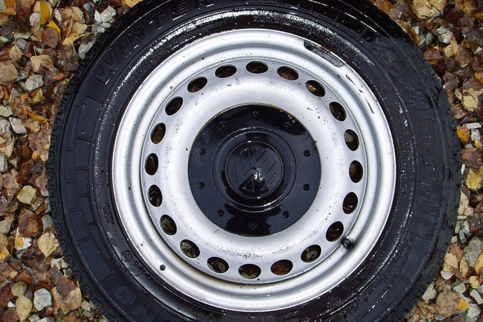 Подержанный легкосплавный диск+нешипованная шина 215/65R16,