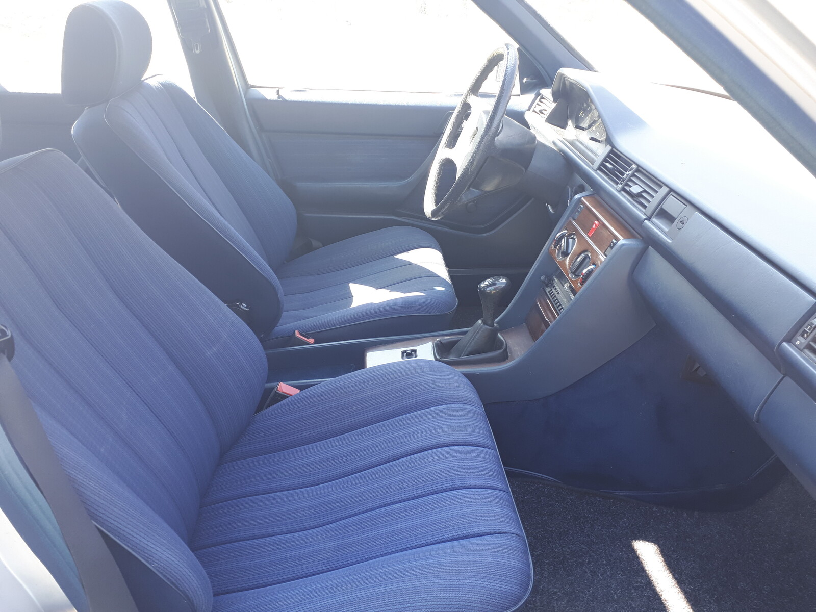 Mercedes-Benz 200 1986, photo 4/6