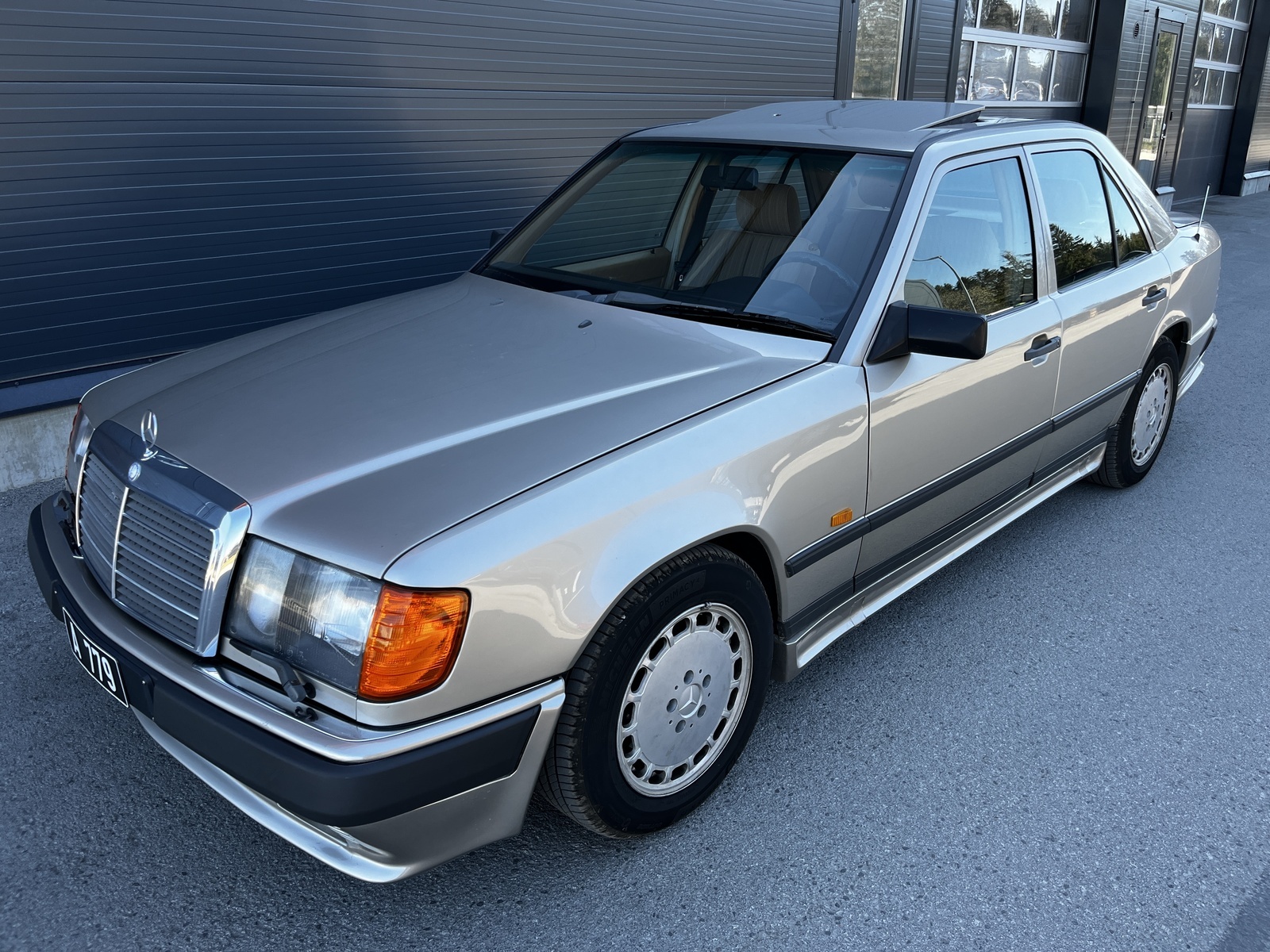 Mercedes-Benz 300 1987, kuva 2/24