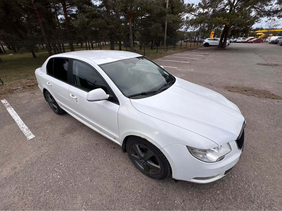 Škoda Superb 2012, photo 3/9