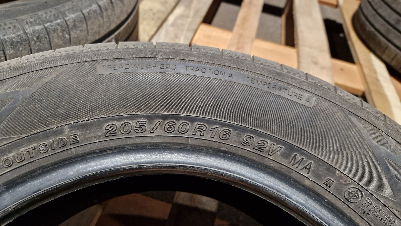 Used summer tire 205/60R16 Yokohama BluEarth - GT | Autoportaal