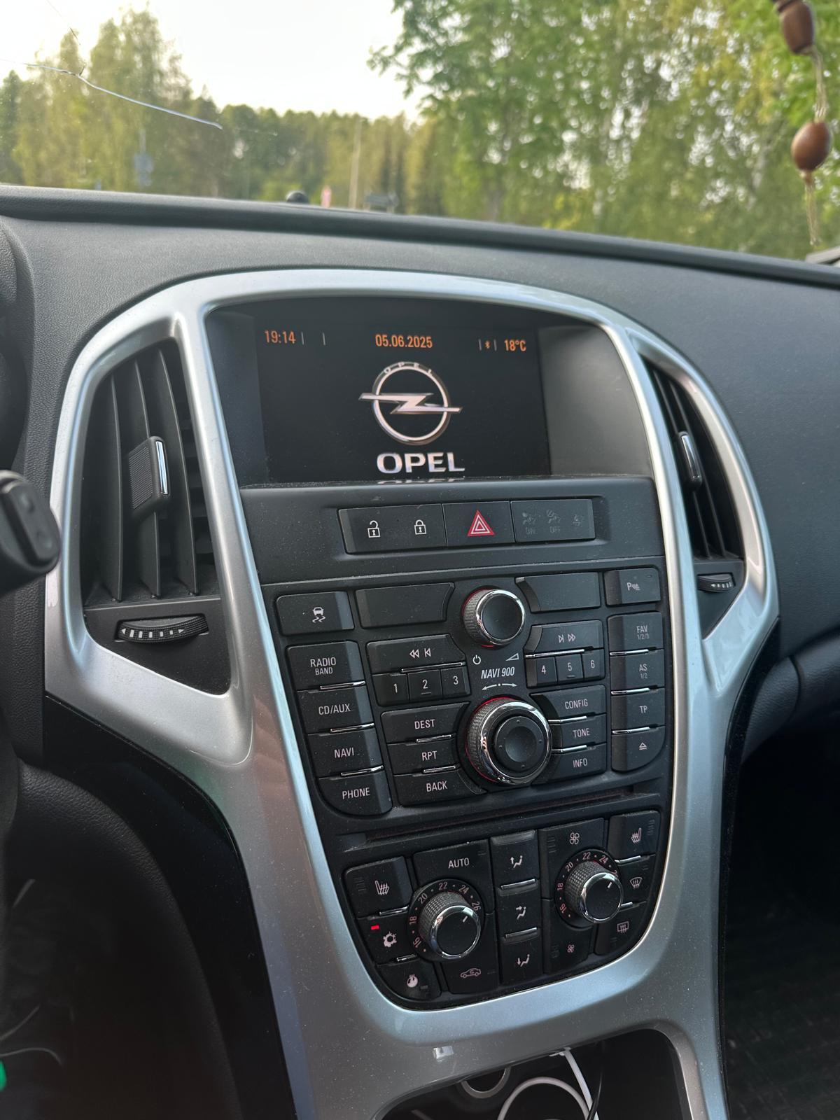 Opel Astra 2011, photo 6/9