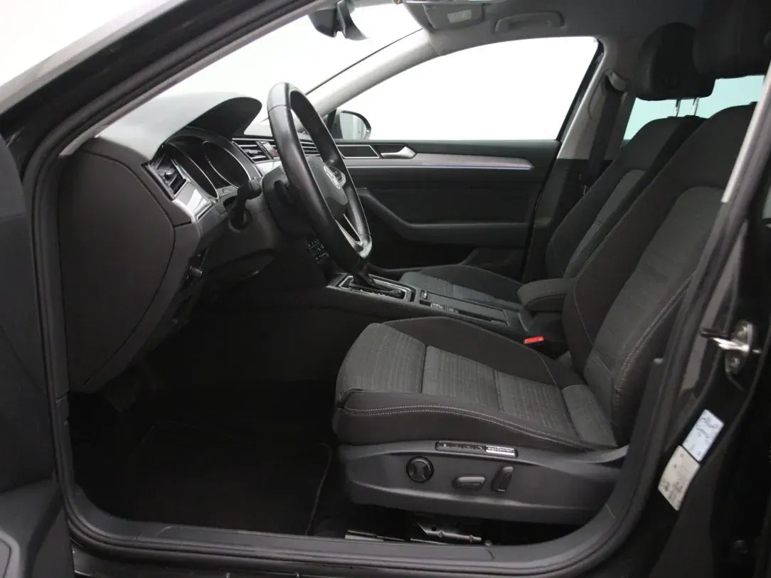 Volkswagen Passat 2021, photo 4/10
