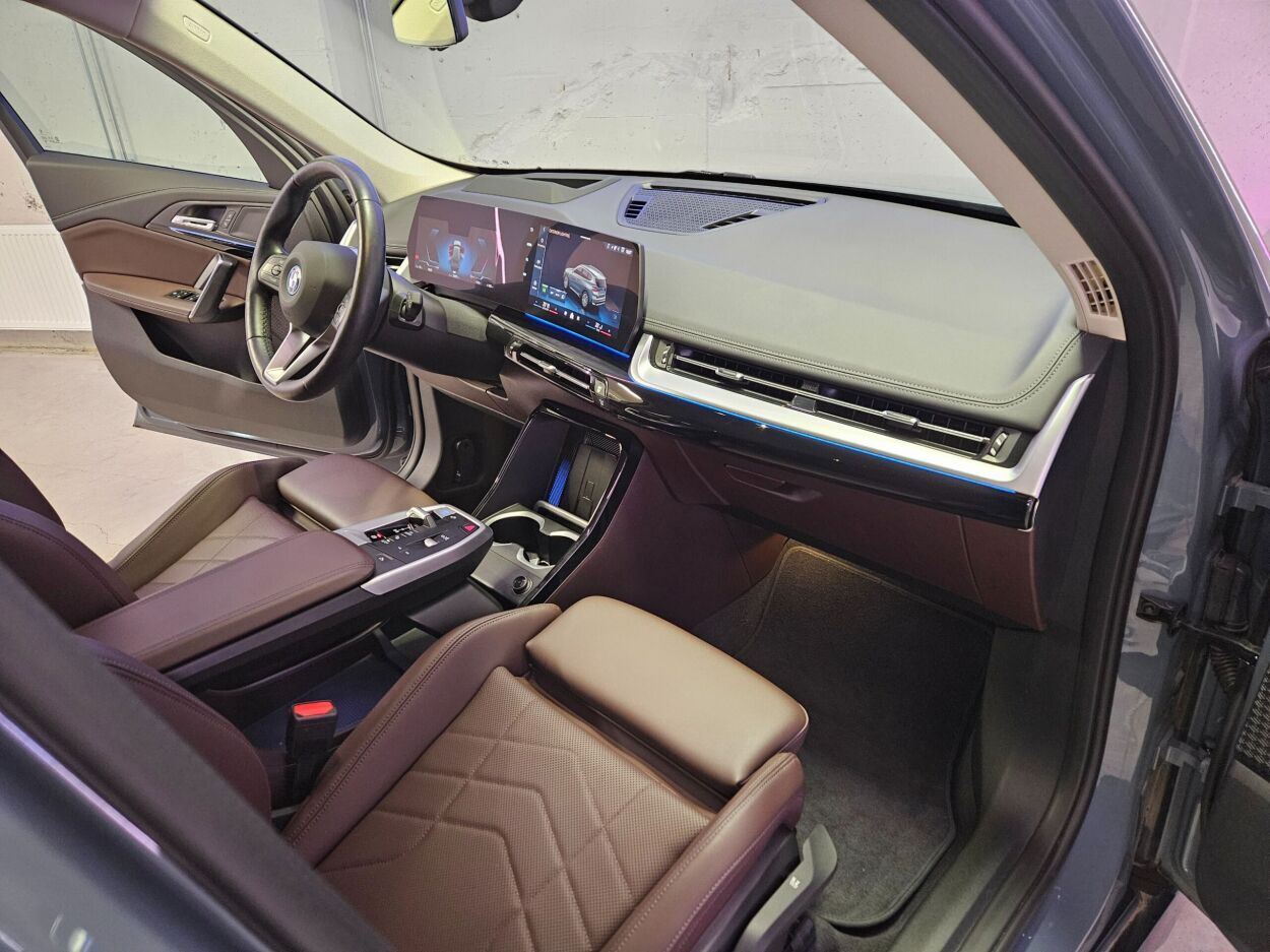 BMW iX1 2024, photo 6/18
