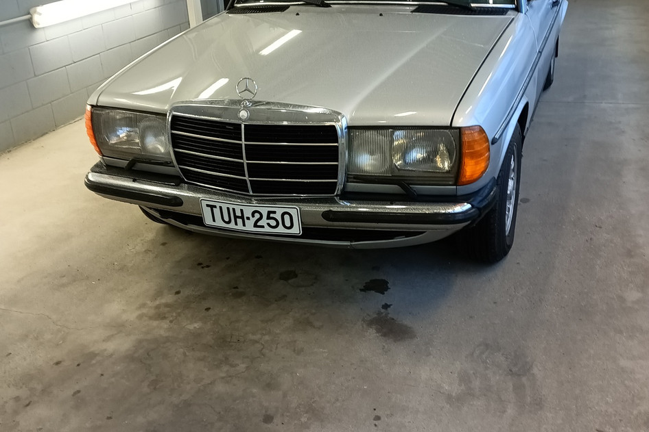 Mercedes-Benz 250, 1983, 2.5, 103 kW, benzīns, automātiskā, aizmugurējā piedziņa