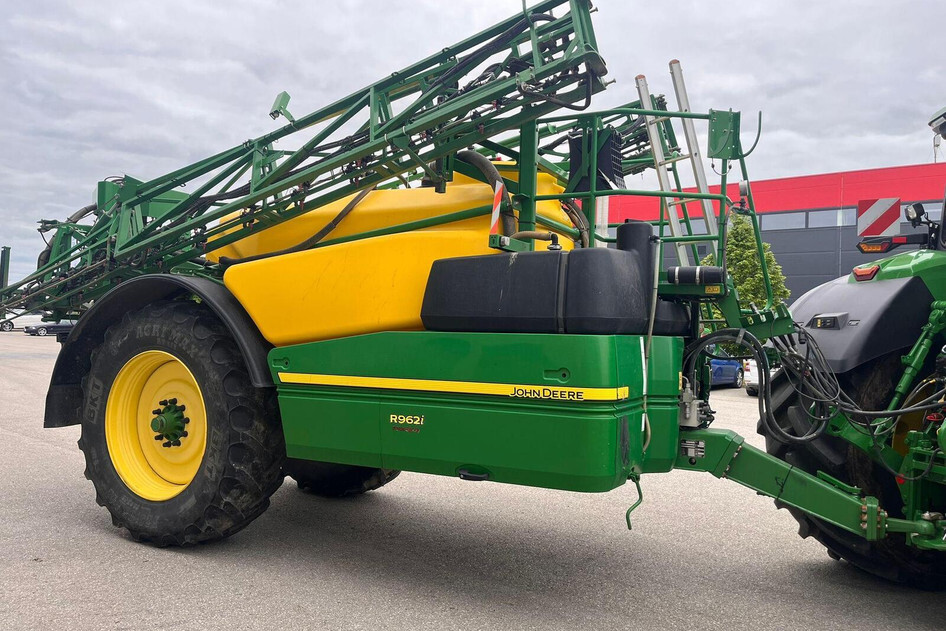 John Deere R962i, front-wheel drive