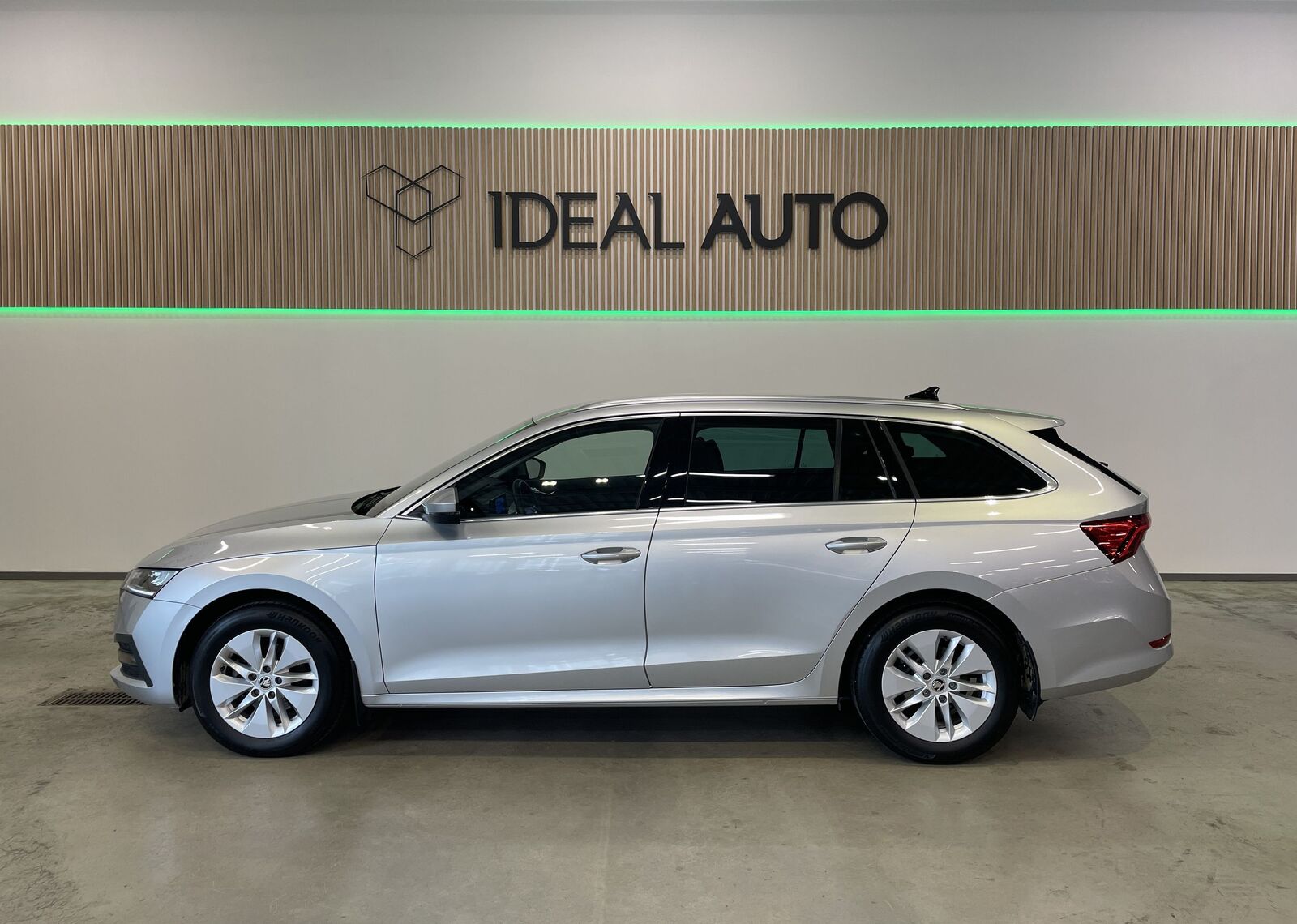 Škoda Octavia 2024, photo 2/10
