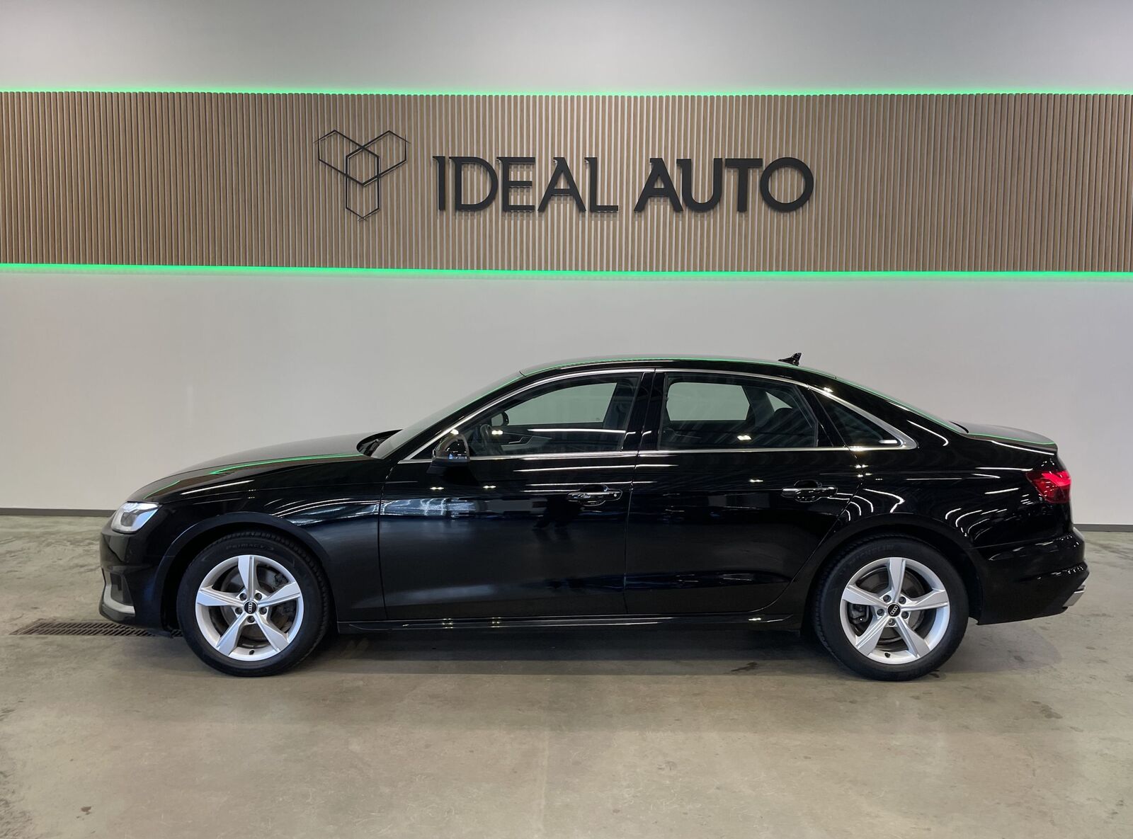 Audi A4 2022, photo 2/22