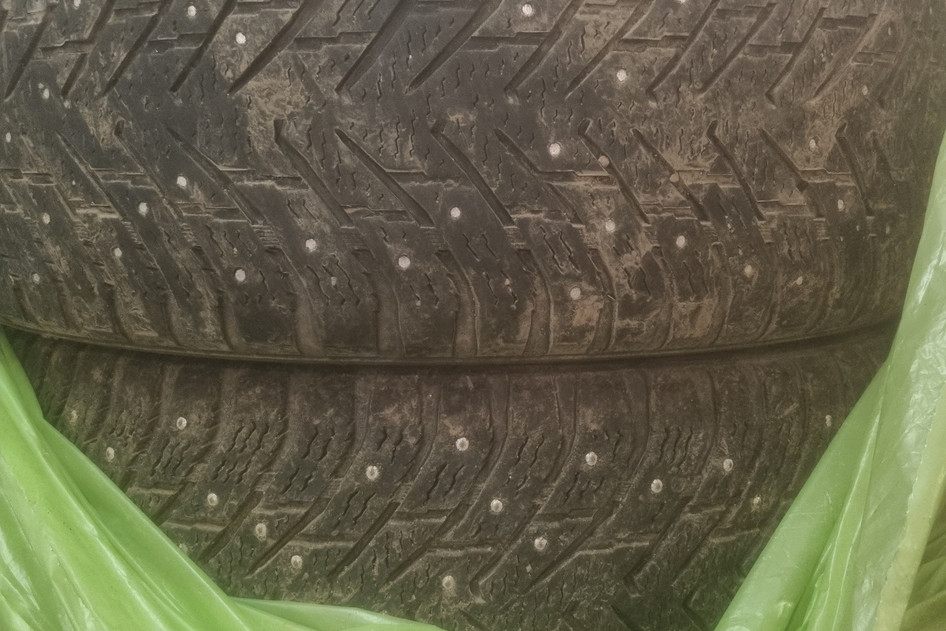 Used studded tire 215/65R16 Nokian Hakkapelita