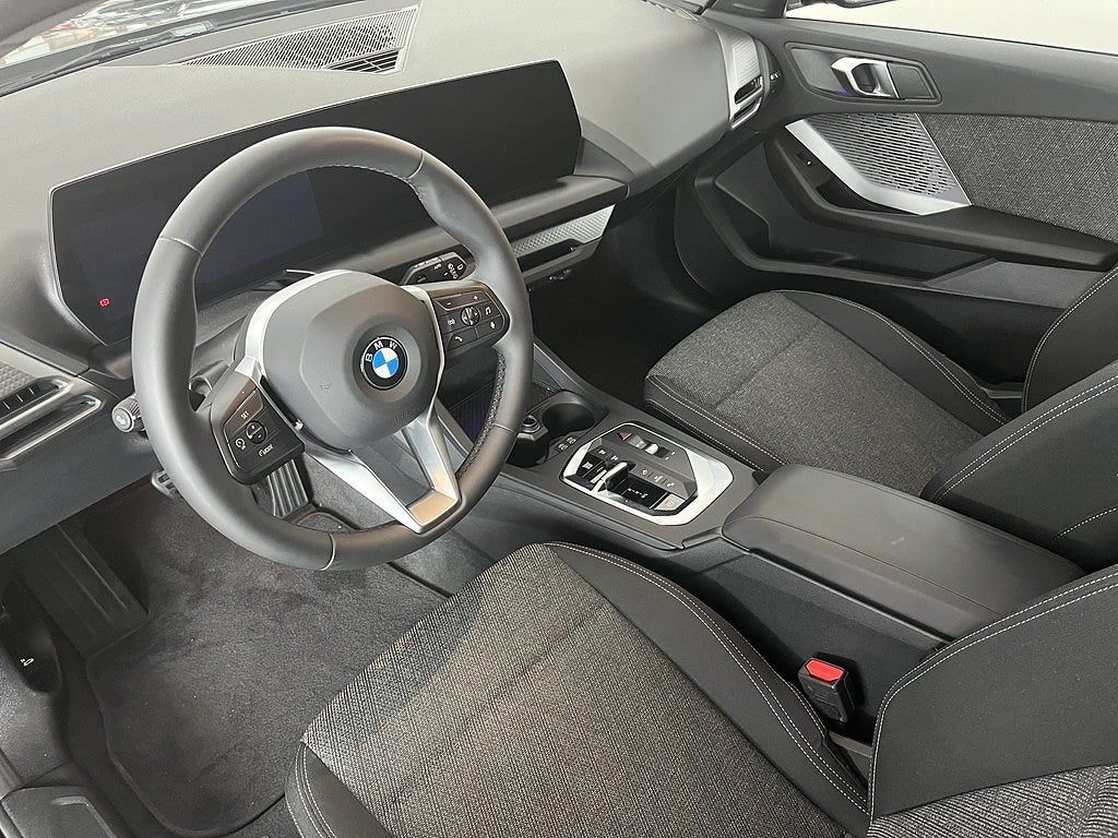 BMW 120 2025, photo 6/10