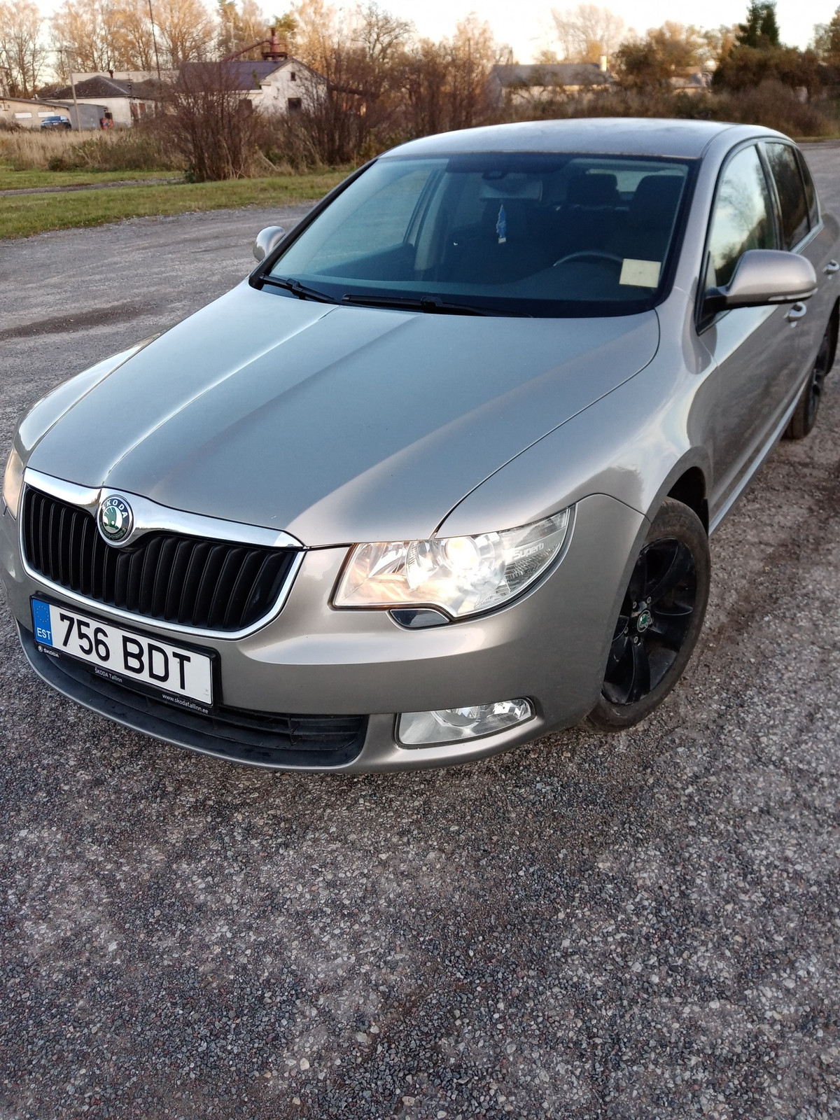 Škoda Superb 2011, photo 2/15