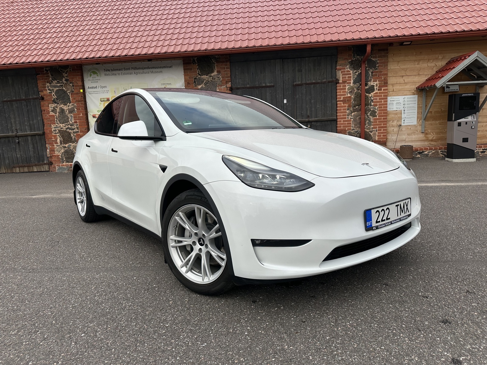 Tesla Model Y 2023, photo 3/10