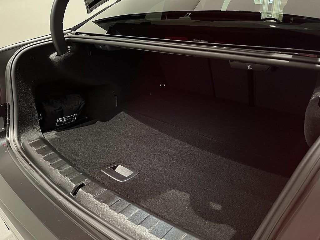 BMW 330 2025, photo 6/23