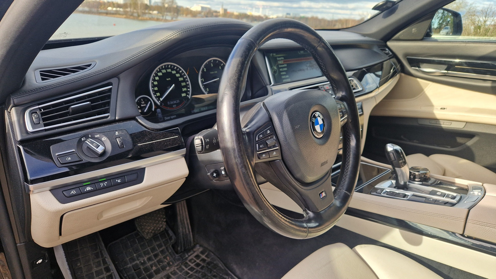 BMW 750 2012, photo 7/17