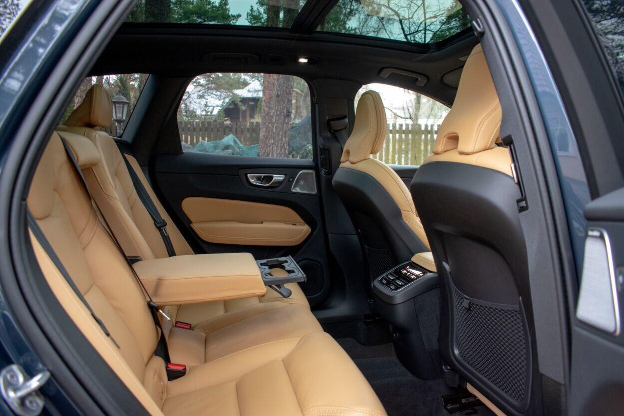 Volvo XC60 2025, photo 4/10