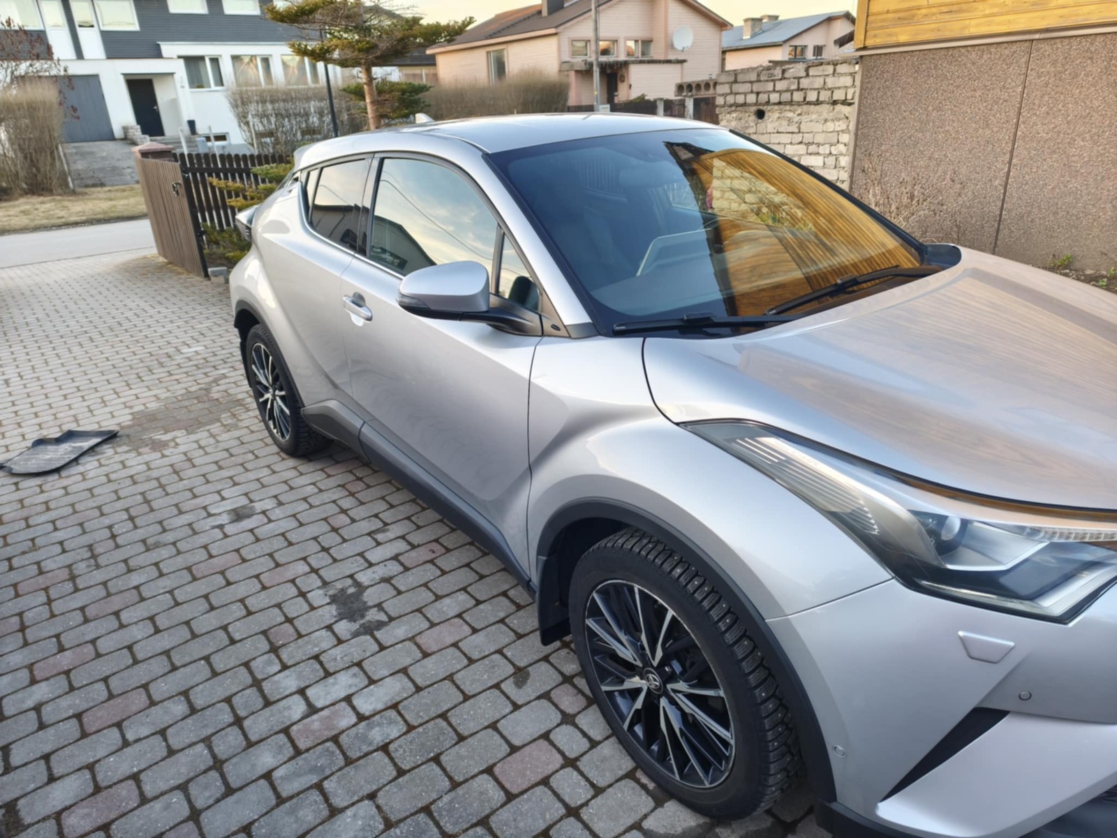 Toyota C-HR 2017, photo 2/15
