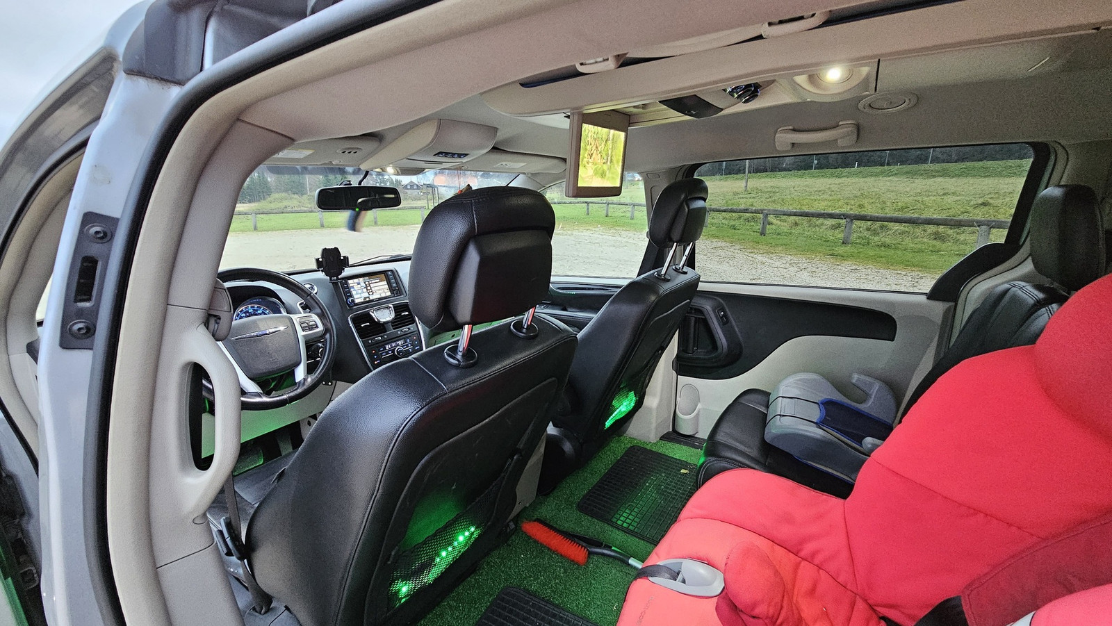 Chrysler Town & Country 2014, photo 7/10