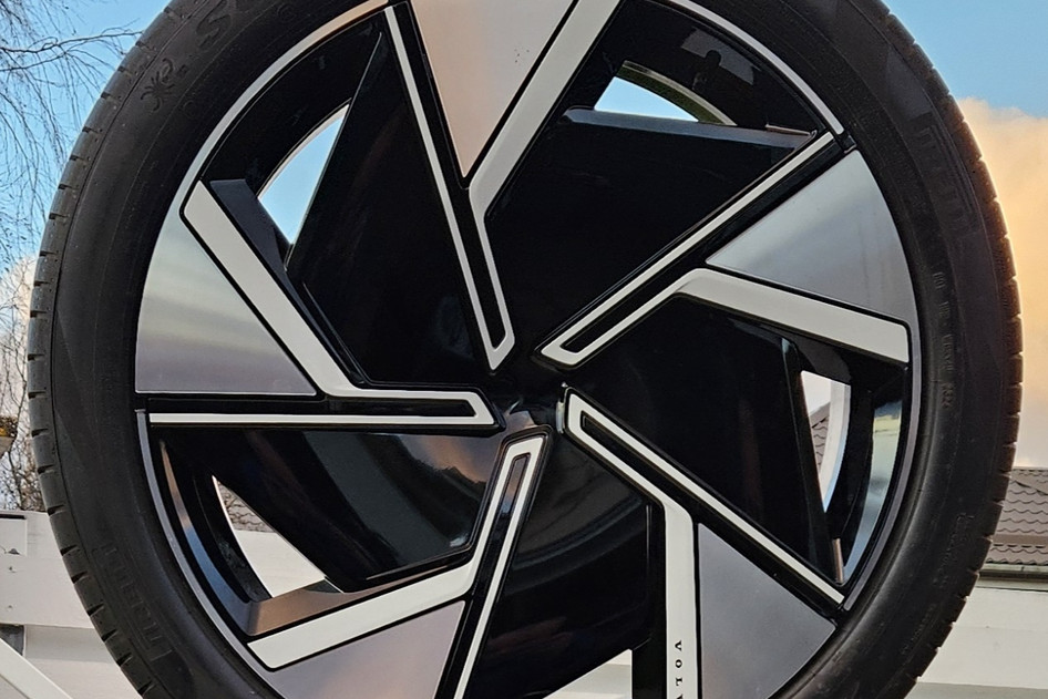 Jauns alloy wheel<br>Volvo Koos uute rehvidega 5 x 108 63.4