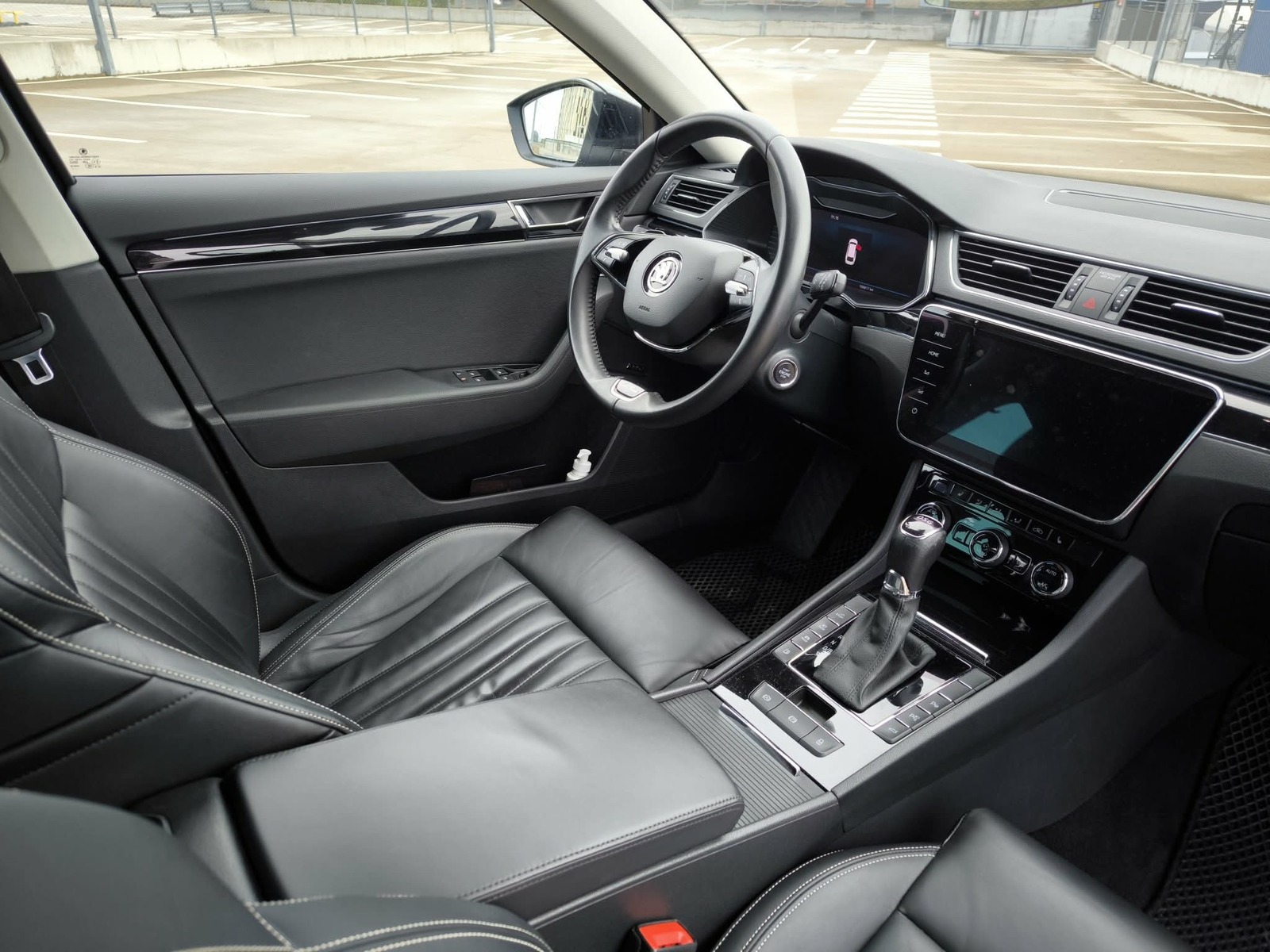 Škoda Superb 2021, photo 3/10