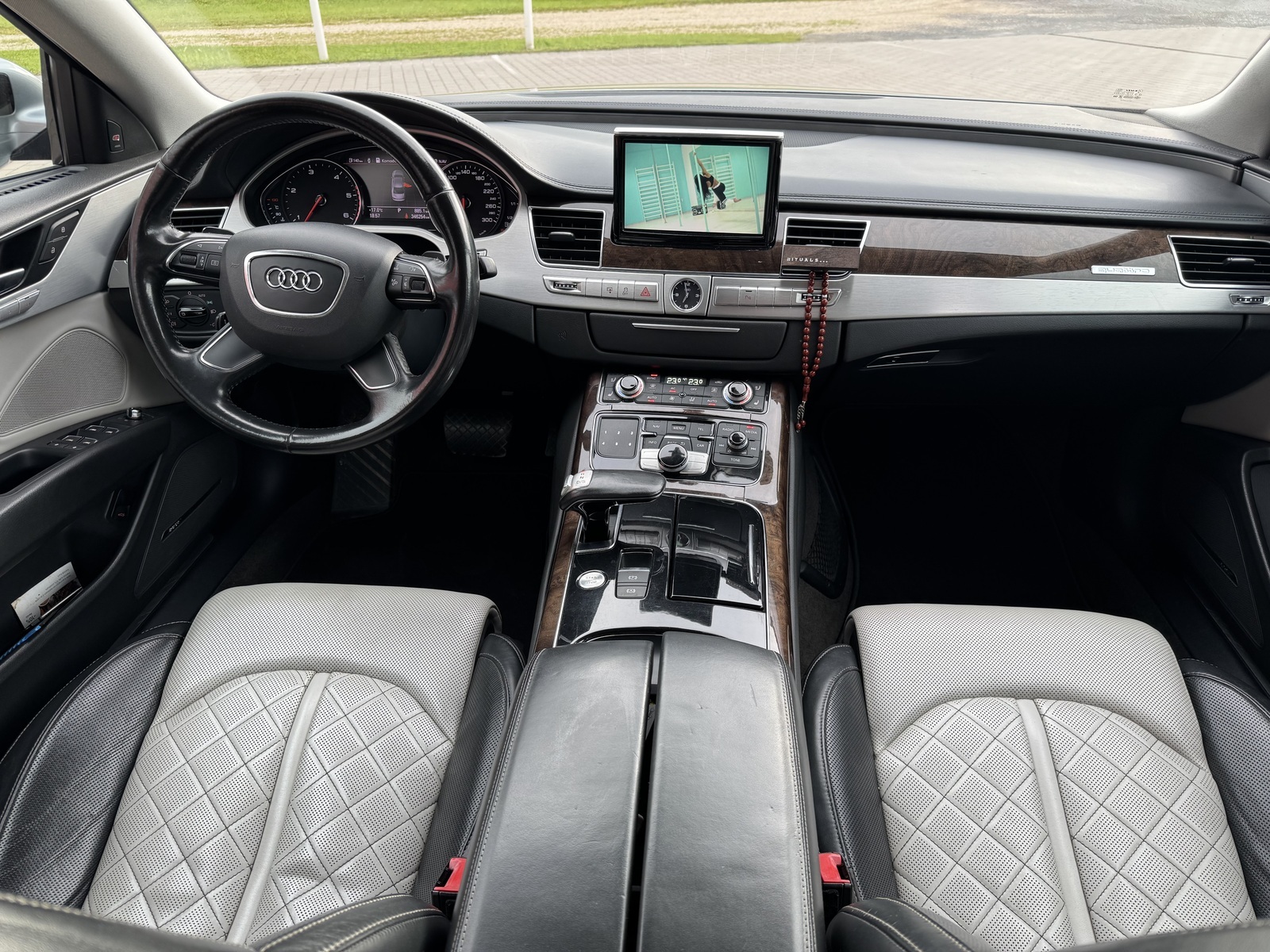 Audi A8 2010, kuva 7/30