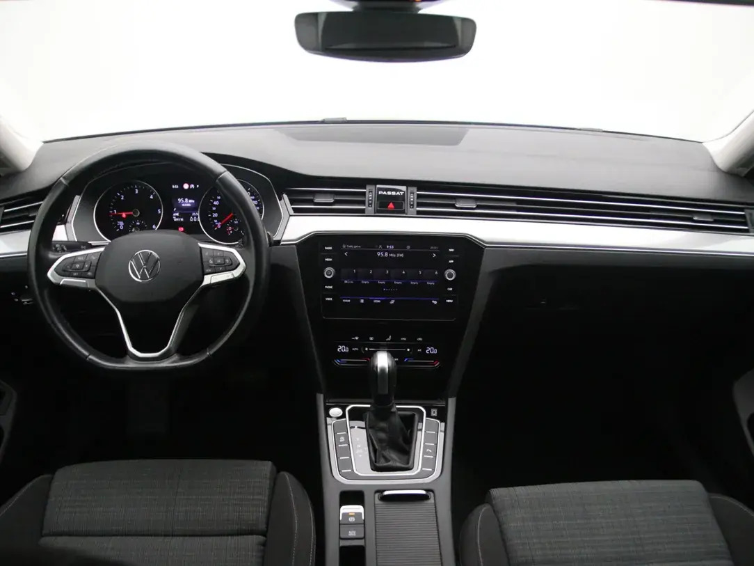 Volkswagen Passat 2021, photo 2/10