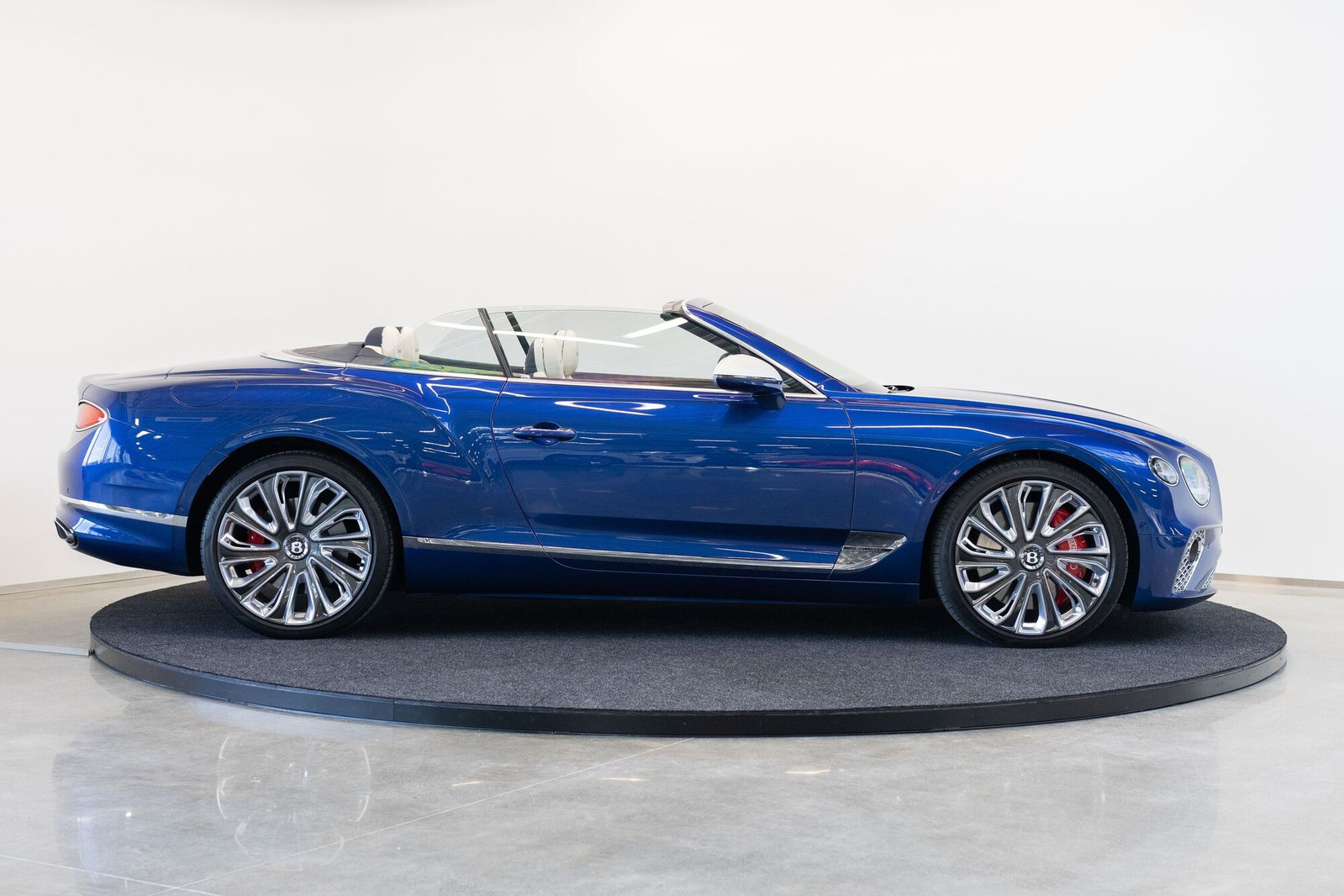 Bentley Continental GTC 2023, photo 5/28