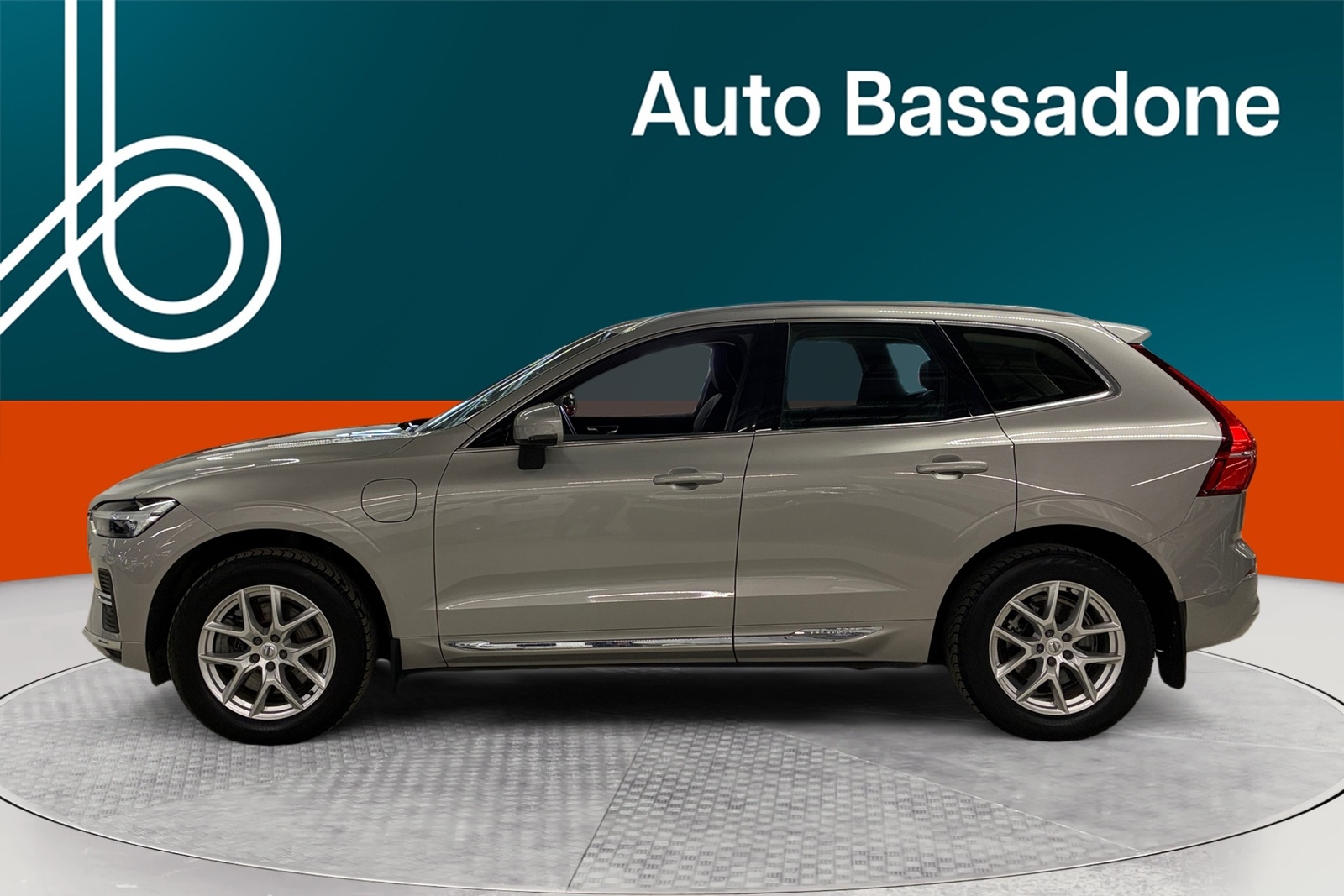 Volvo XC60 2021, photo 2/10