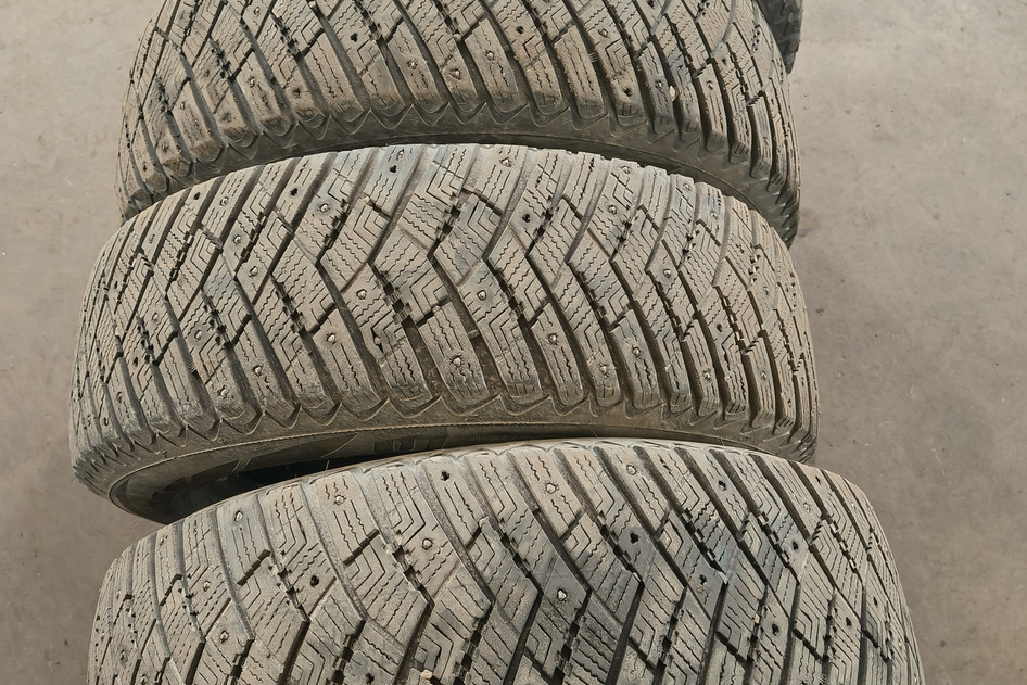 Used studded tire 225/65R17 GoodYear UltraGrip