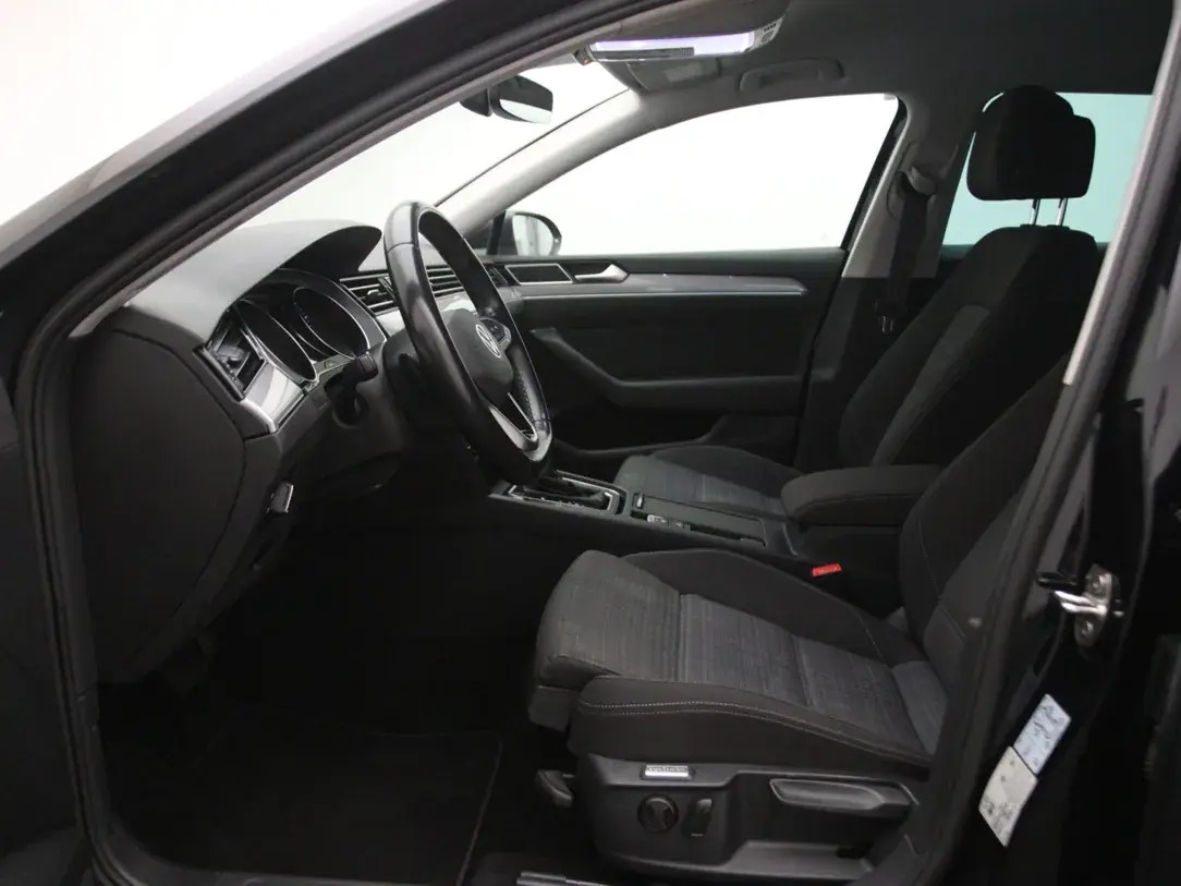 Volkswagen Passat 2021, photo 4/35