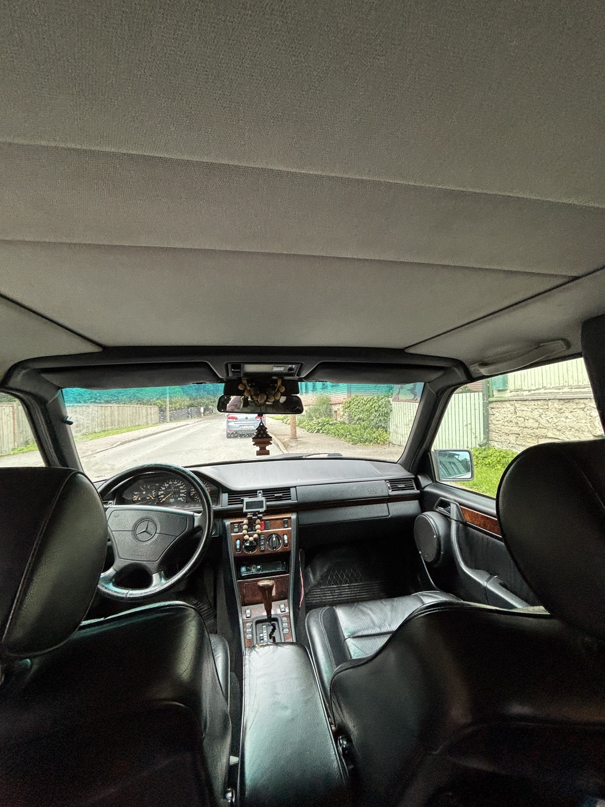 Mercedes-Benz E 220 1993, photo 6/10