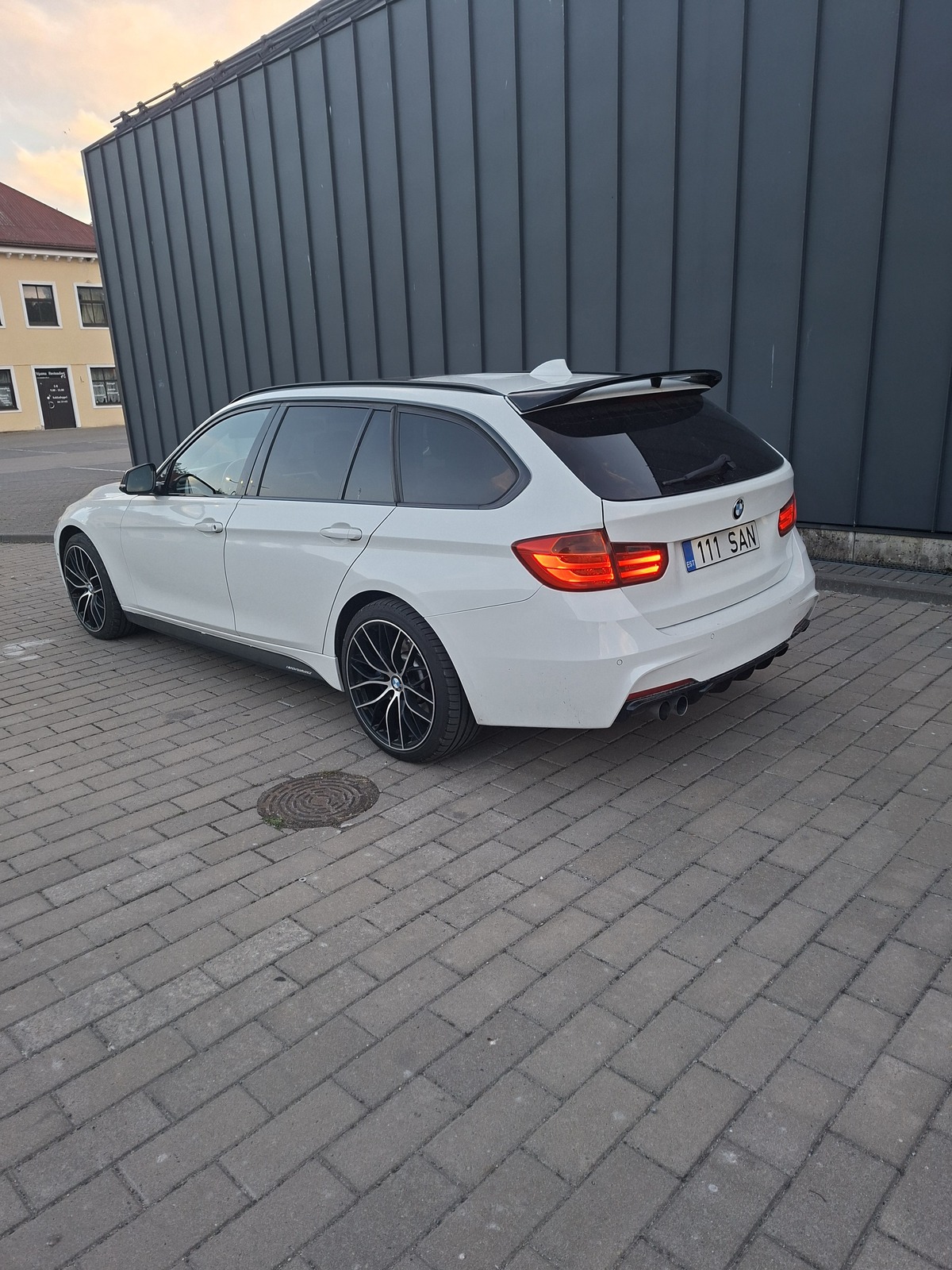 BMW 320 2015, photo 2/8