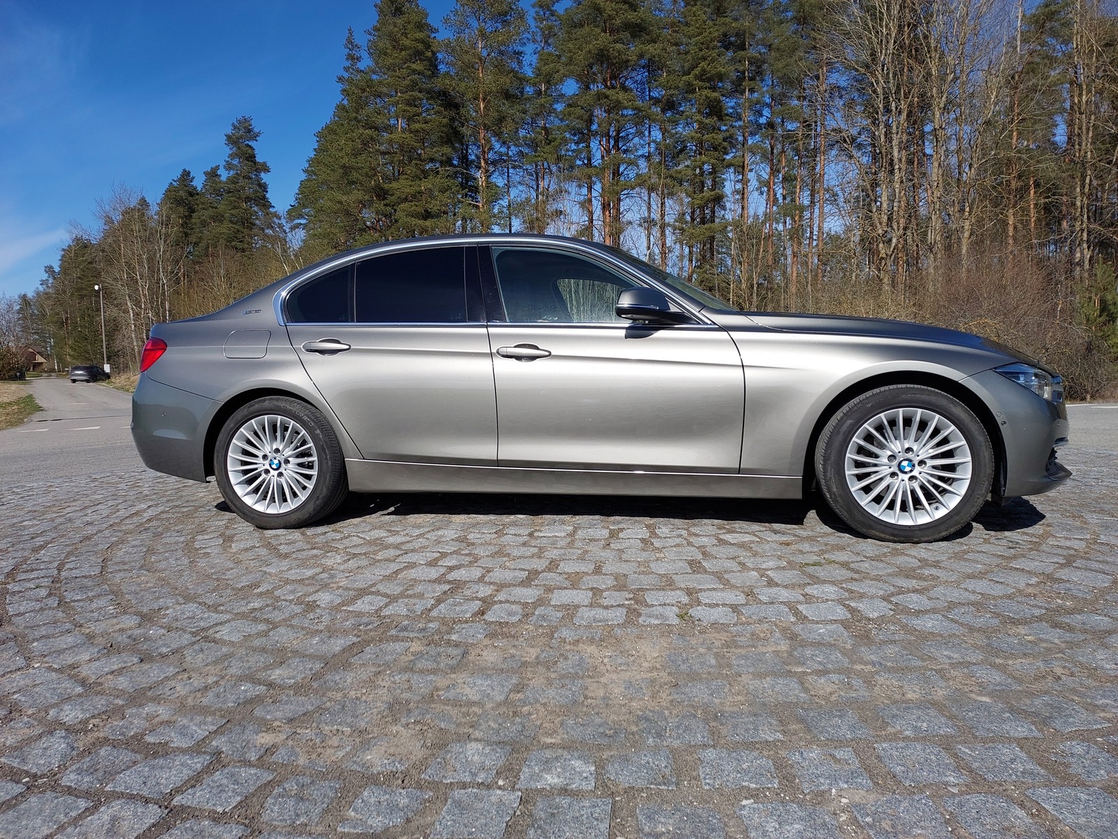 BMW 330 2016, photo 3/11